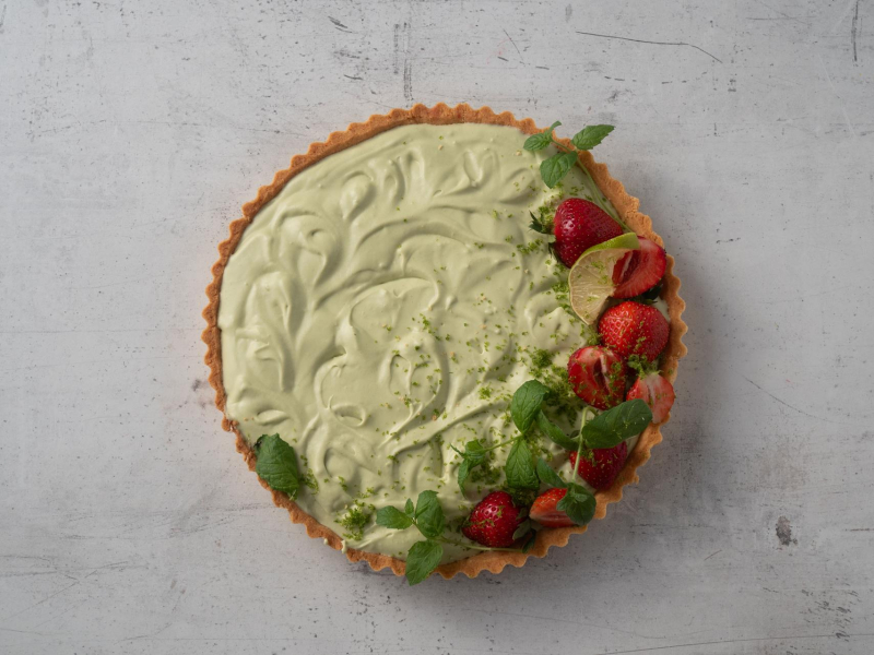 w foremce tarta z truskawkami i kremem matcha