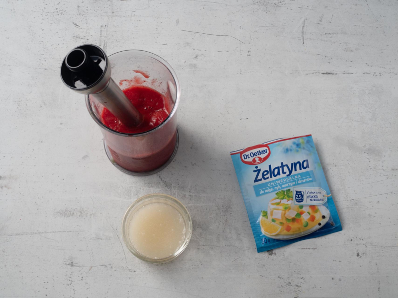 namoczona żelatyna i zblendowane truskawki