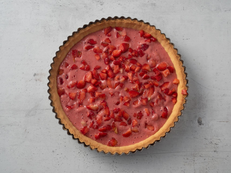 tarta z przygotowanym truskawkowym nadzieniem i kawałkami truskawek