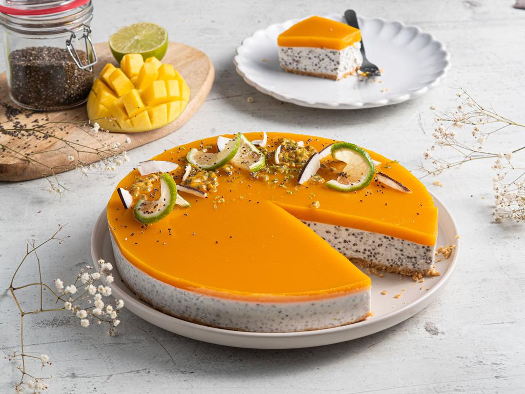 Udekorowany limonką sernik z chia bez pieczenia na jogurcie z galaretką z mango - przepis Wszystkiego Słodkiego
