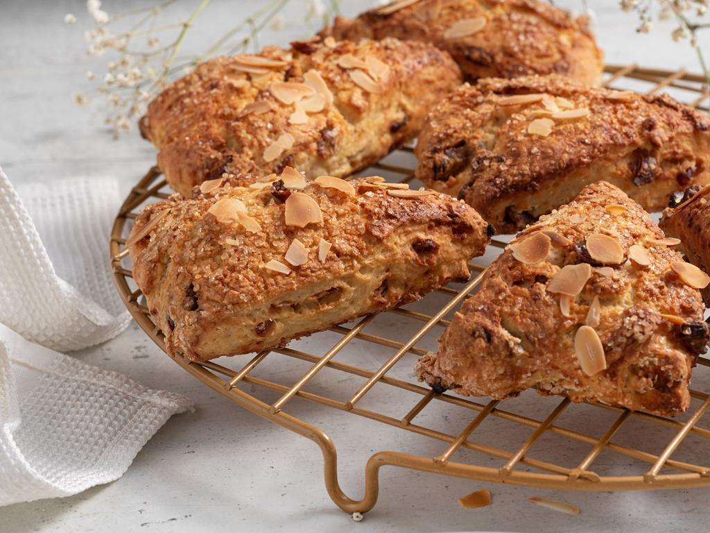 Gotowe bułeczki scones z serka wiejskiego z chrupiącym cukrem i migdałami.