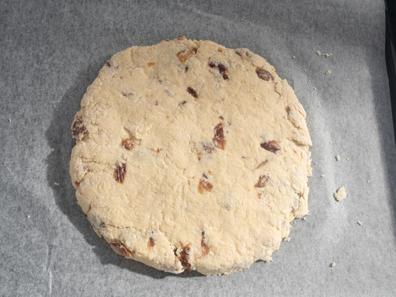 Okrągły placek na papierze do pieczenia.