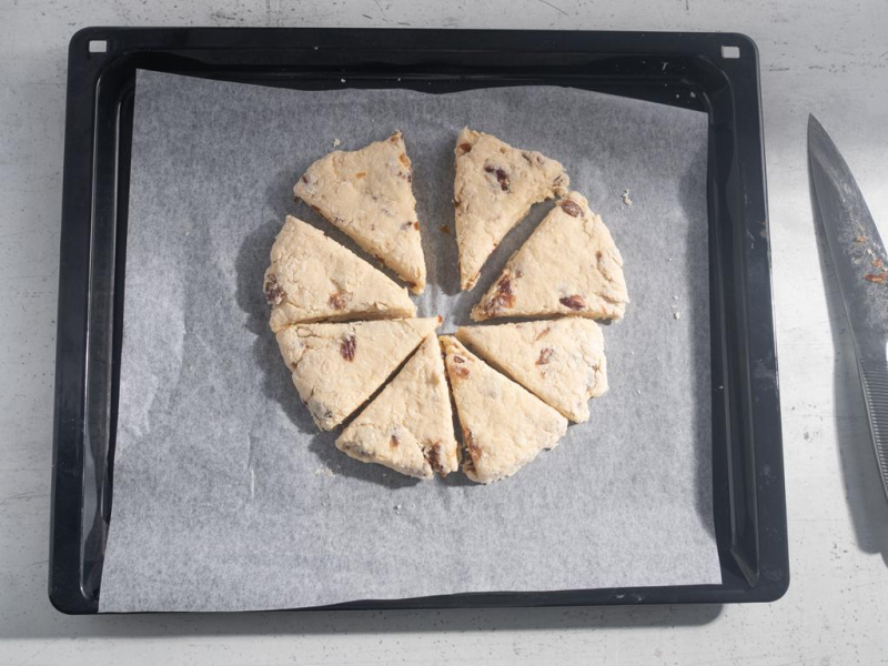 Podzielone kawałki ciasta na scones.