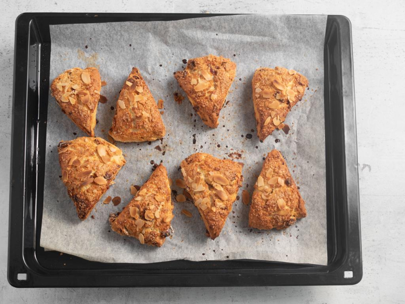 Upieczone scones z daktylami.