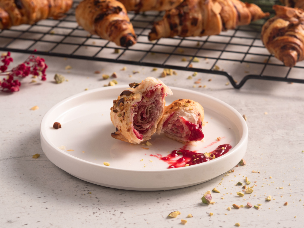 na talerzyku mini croissant z malina