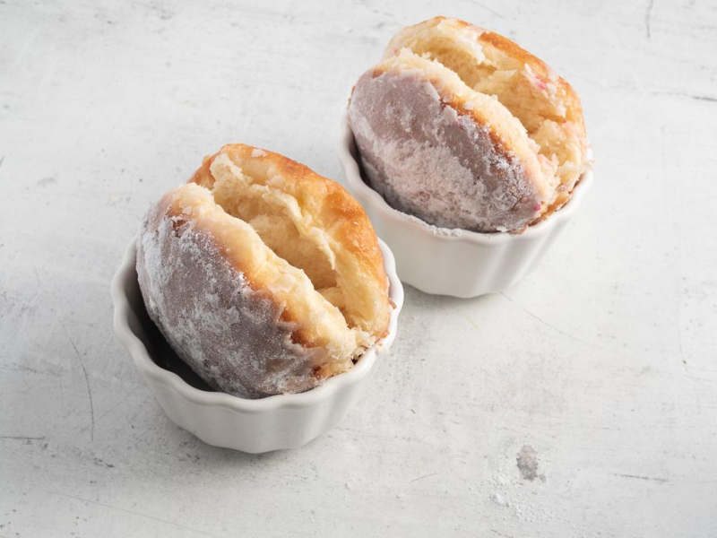 Przekrojone pączki w miseczkcach.