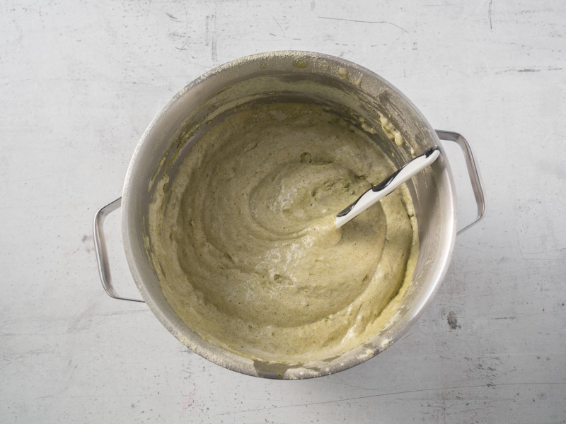 w misce zmiksowane ciasto przed pieczeniem na biszkopt matcha
