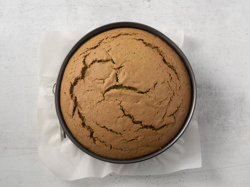 upieczony w tortownicy biszkopt matcha