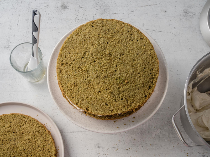 na paterze przekładany biszkopt matcha