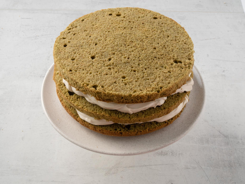 biszkopt matcha z kremem i malinami