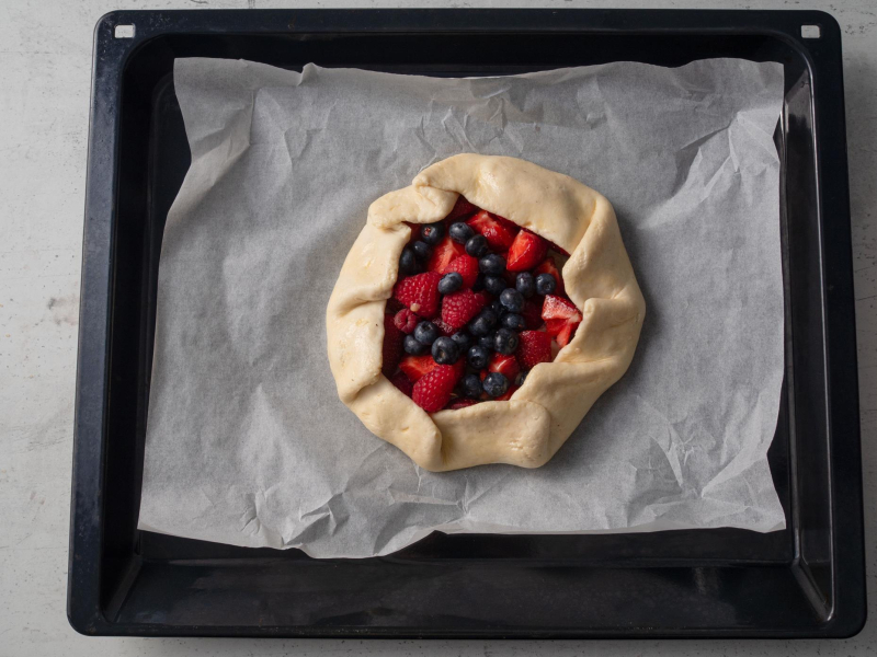 na blaszce wyłożonej papierem do pieczenia tarta galette z owocami