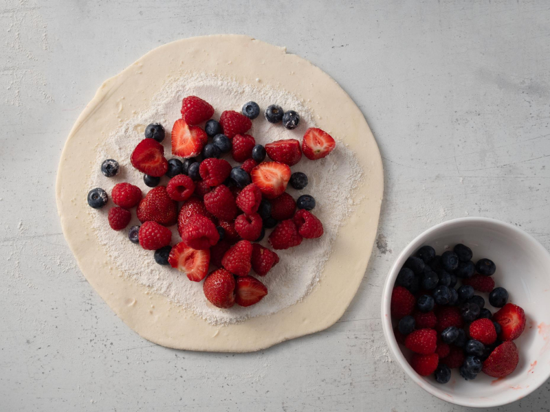 tarta galette z owocami przed zawinięciem i pieczeniem
