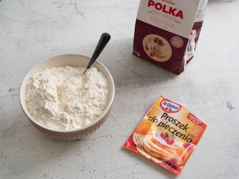 W misie mąka pszenna, Obok opakowanie proszku do pieczenia i mąki.