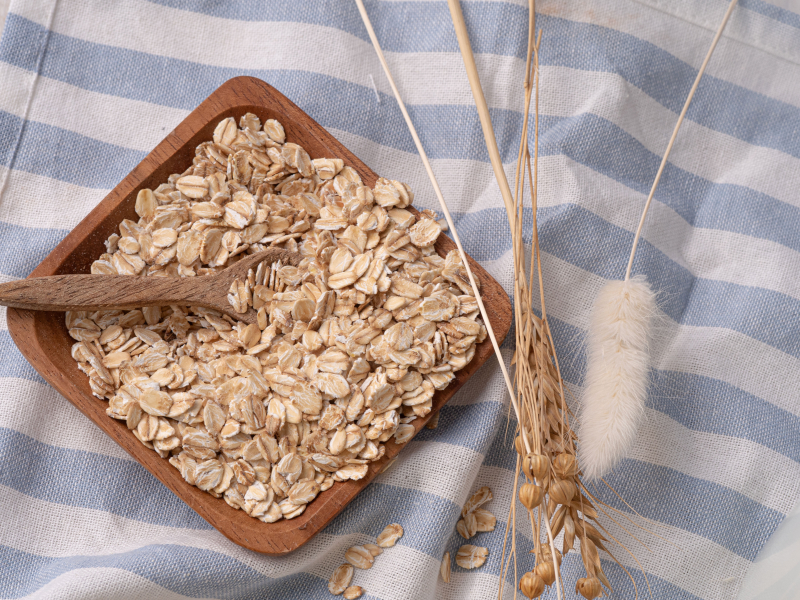 płatki owsiane w miseczce