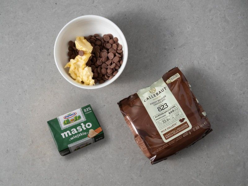 w miseczce czekolada Callebaut i masło