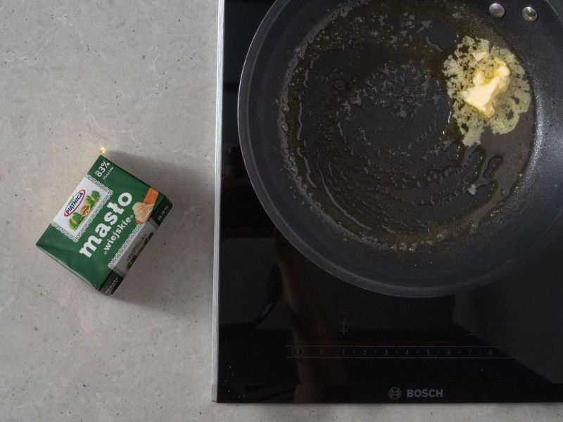 na patelni rozpuszczone masło