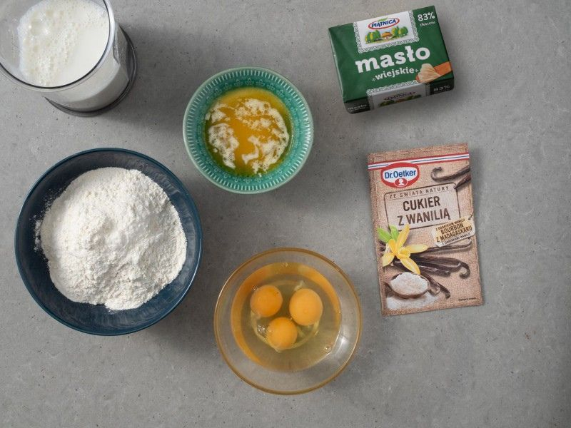 w miseczkach składniki na naleśniki francuskie, masło i cukier z wanilią Dr.Oetkera