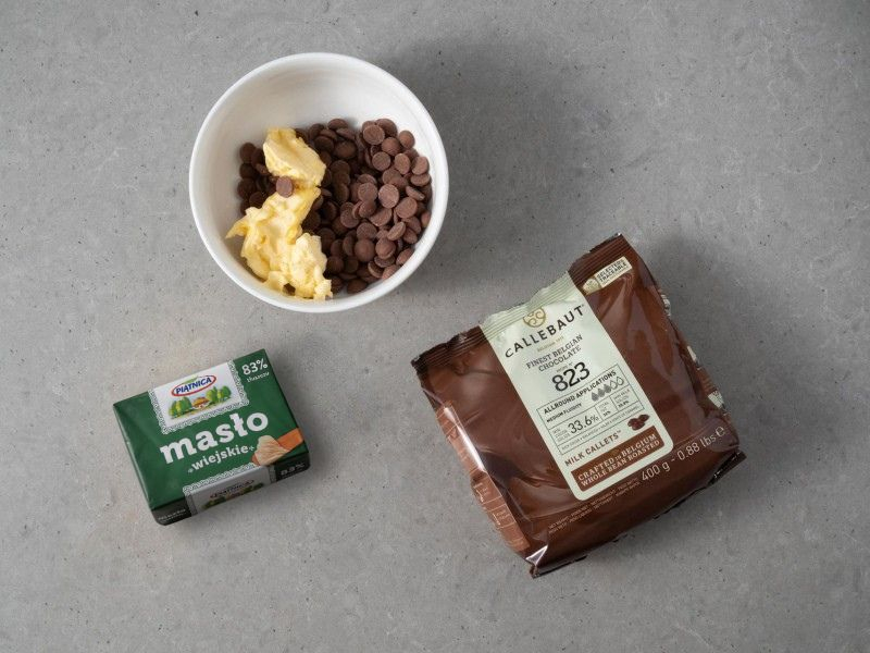 czekolada mleczna callebaut i pokrojone masło w miseczce