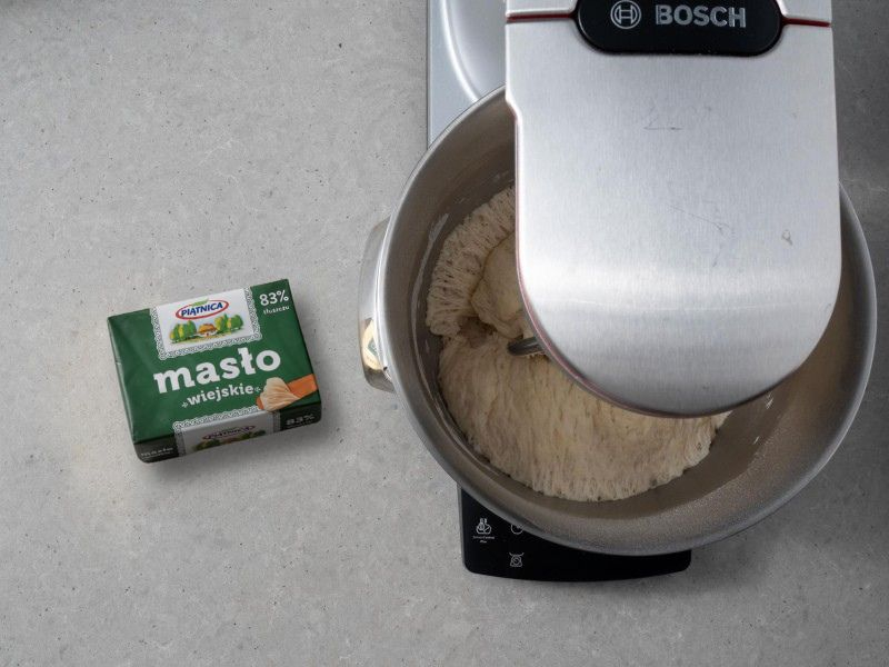 w misie zagniatane ciasto drożdżowe na pączki z różą