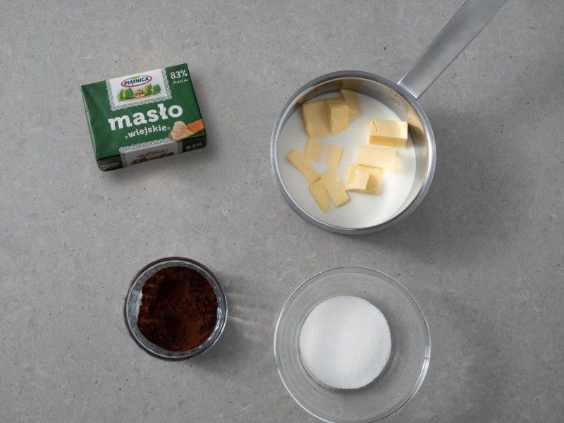 w garnku masa kakaowa na przepis na wafle przekładane obok masło