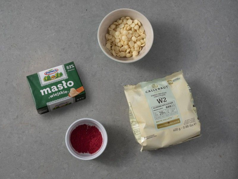 w miseczkach czekolada biała Barry Callebaut, masło irlandzkie i liofilizowane maliny