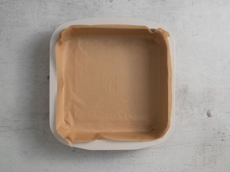 foremka wyłożona papierem do pieczenia