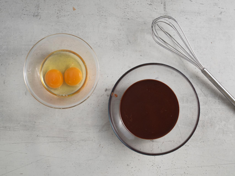 W jednej miseczce jajka, a w drugiej rozpuszczona z masłem czekolada.