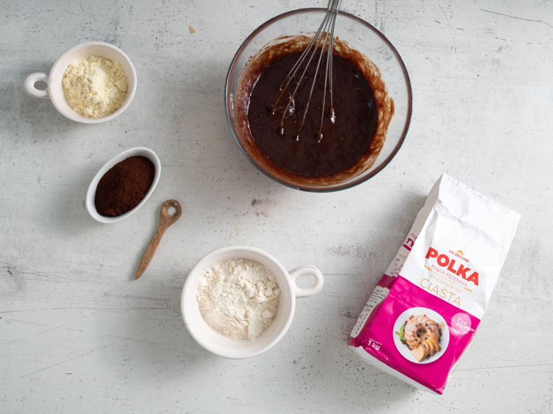 Masa czekoladowa w misce oraz sól, odżywka białkowa, kakao oraz mąka pszenna.