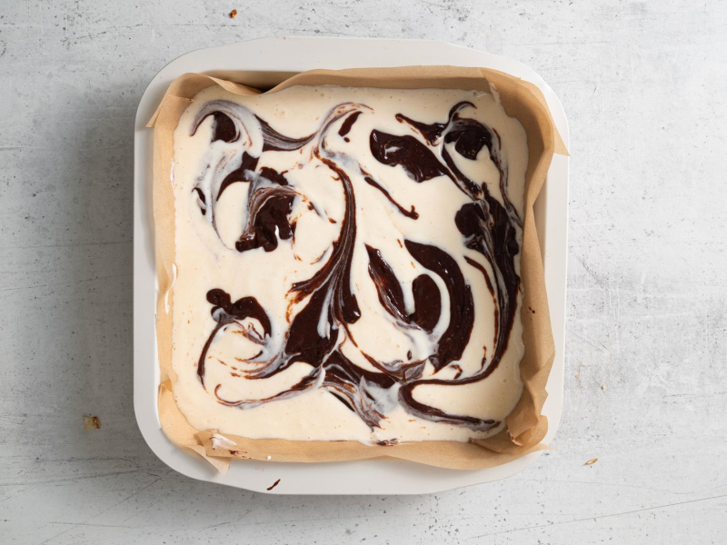 Sernikobrownie przed pieczeniem.