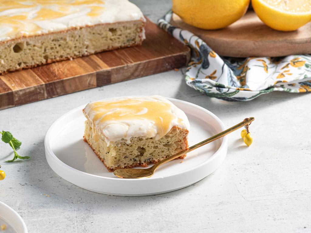 Ciasto cytrynowe z cukinią i polewą z serka homogenizowanego i lemon curd - przepis Wszystkiego Słodkiego