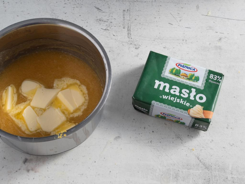 W garnku lemon curd z dodanym masłem.