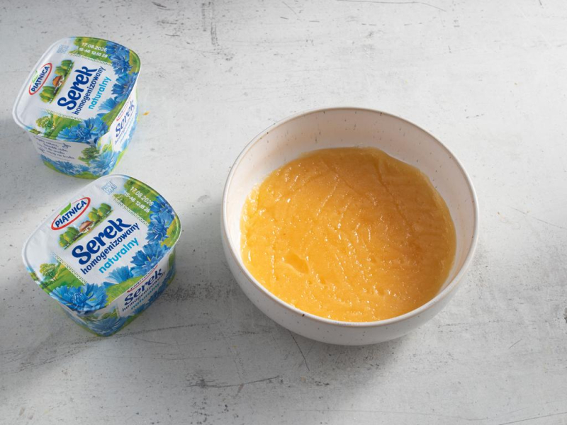 Lemon curd w miseczce, a obok serek homogenizowany.