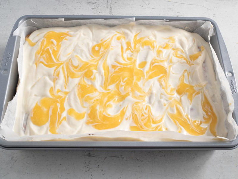 Gotowe ciasto z cukinii z polewą z serka homogenizowanego i lemon curd.
