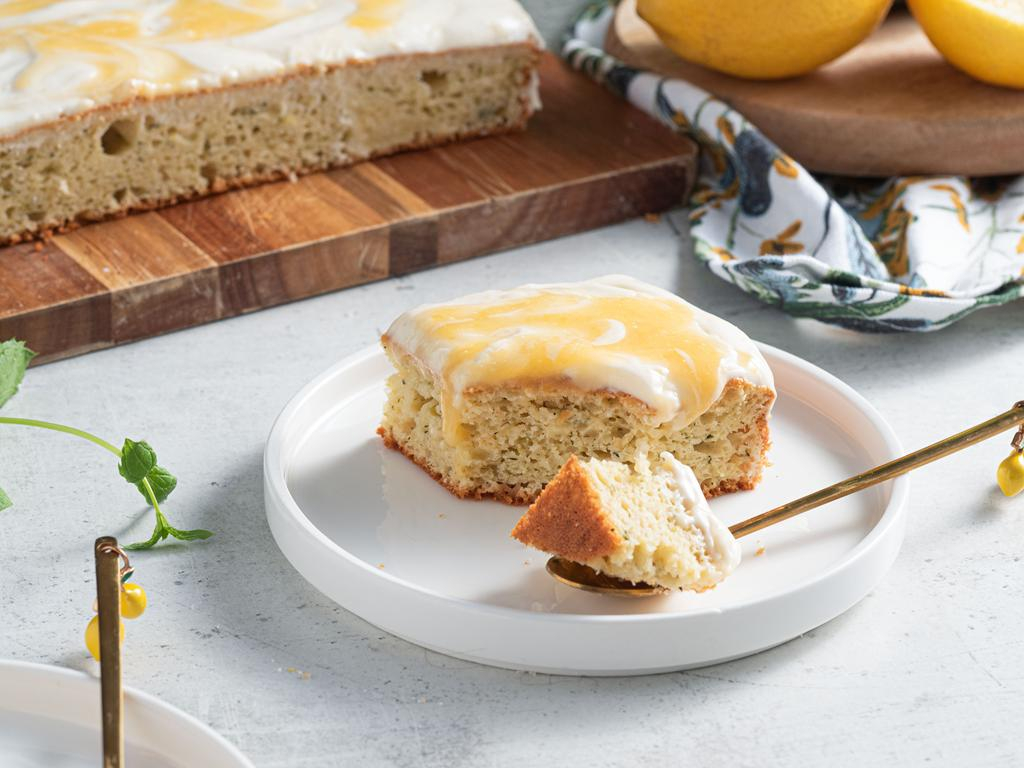 Ciasto cytrynowe z cukinią i polewą z lemon curd na talerzyku  - przepis Wszystkiego Słodkiego