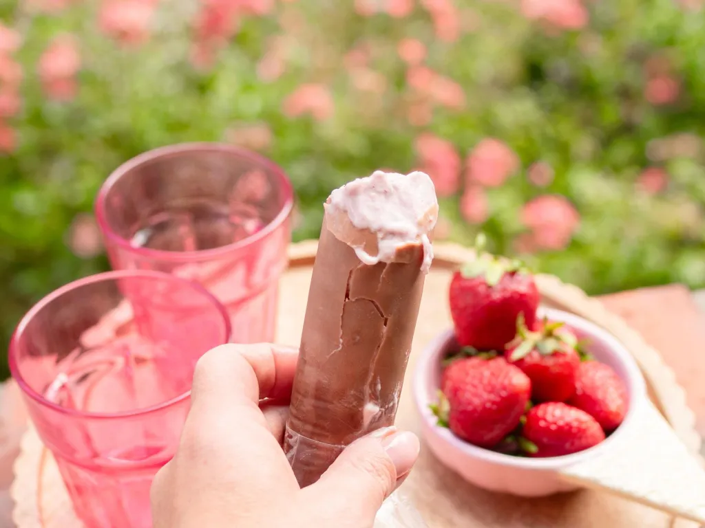 truskawkowe lody kinder w tubce