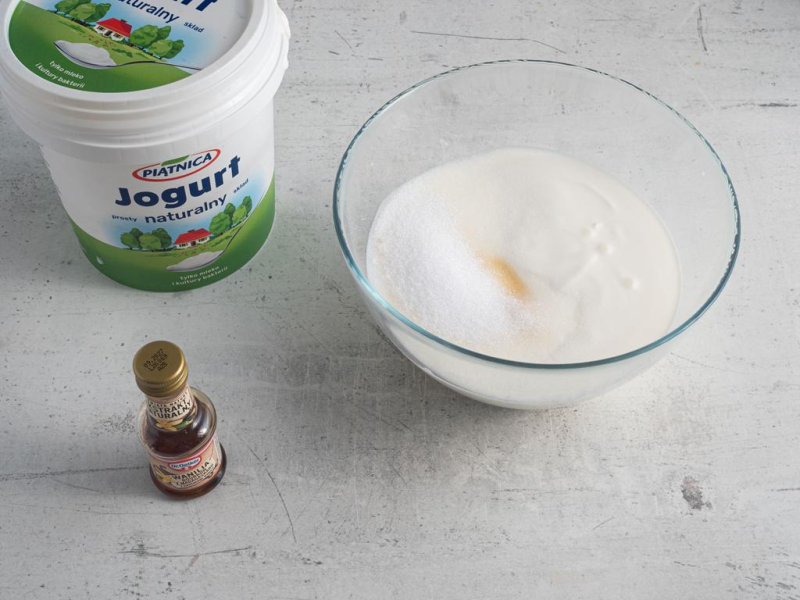 W misie jogurt z ekstraktem z waniliii i erytrytolem. A obok opakowanie jogurtu.