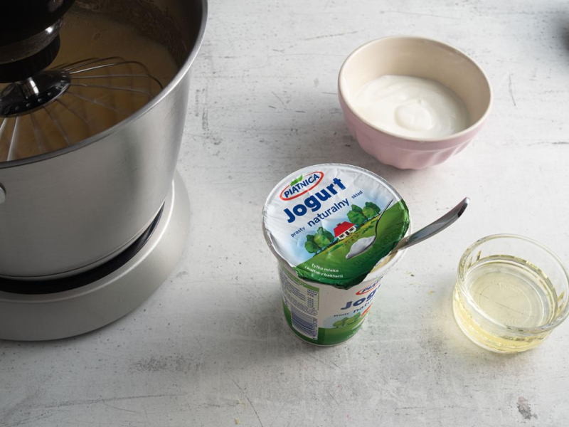 Na blacie kuchennym jogurt i olej