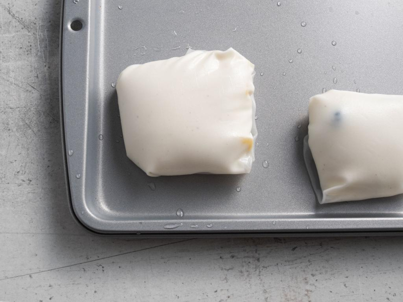 Na blasze gotowe mochi do zamrożenia.