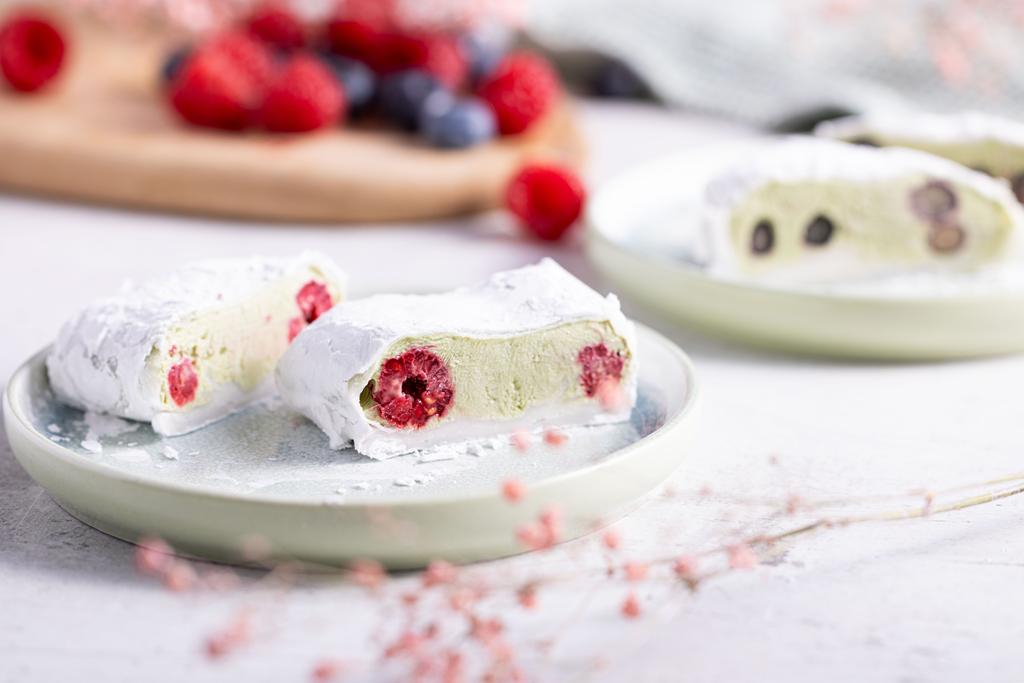Fit mochi z malinami i borówkami i matchą w papierze ryżowym - przepis Wszystkiego Słodkiego