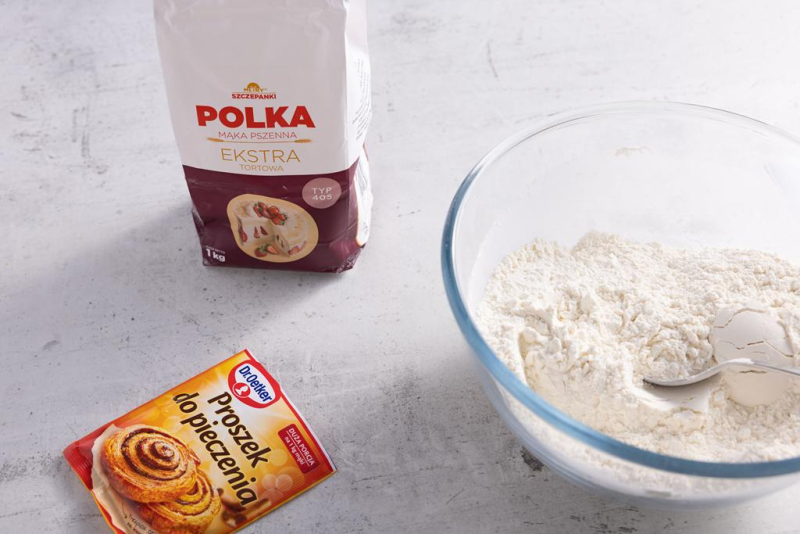 W misie wymieszane suche składniki na przepis proteinowe bułeczki cynamonowe do odrywania.