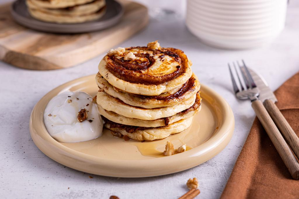 Pancakes cynamonka polane syropem klonowym i skyrem na talerzu - przepis Wszystkiego Słodkiego