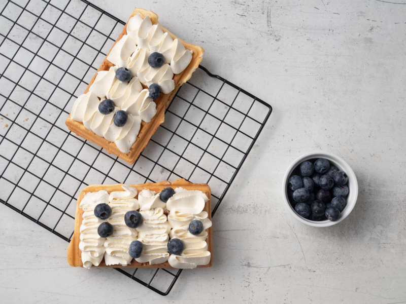 na kratce gofry z bitą śmietaną i borókami