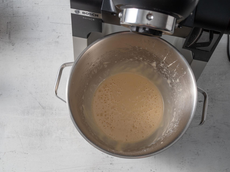 w misie robota przygotowane ciasto na ciasto z patelni