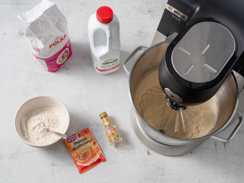 w misie robota składniki na ciasto z patelni