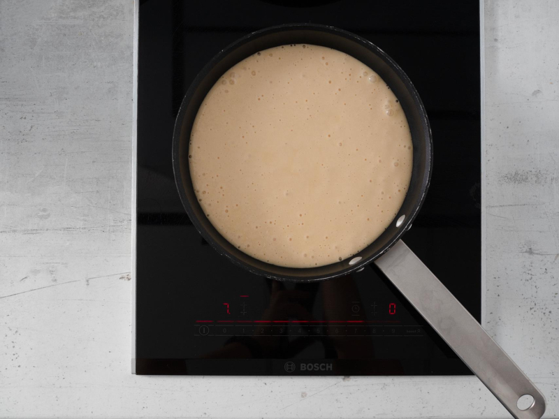 na patelni przygotowywane ciasto