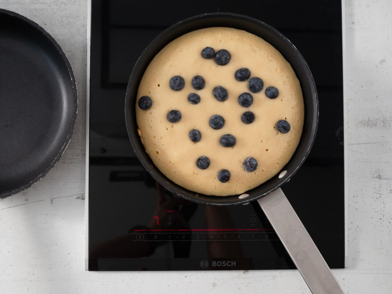 na patelni ciasto z borówkami