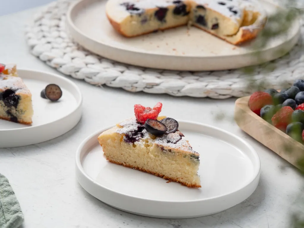 kawałek ciasta z patelni z owocami