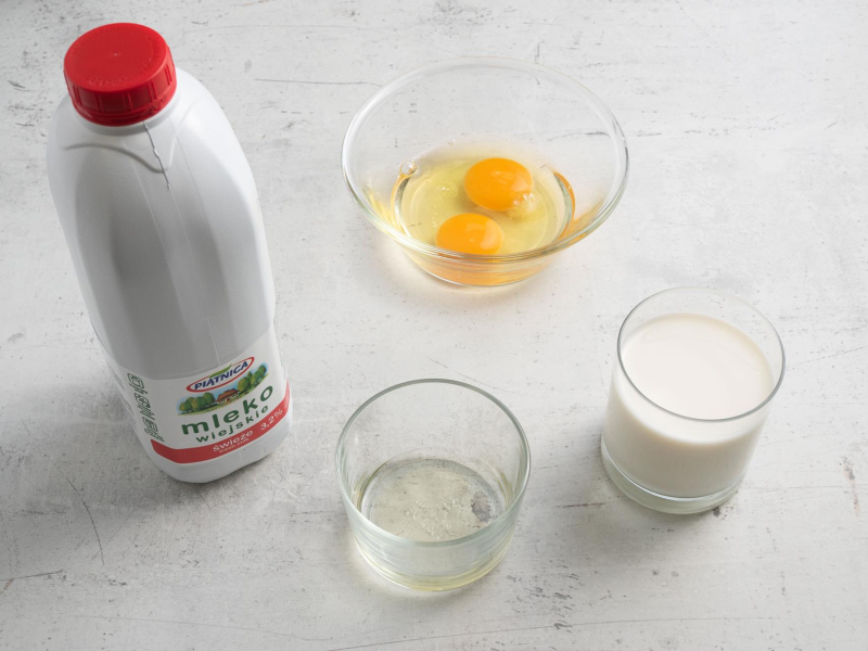 W trzech miseczkach: jajka, olej i mleko.