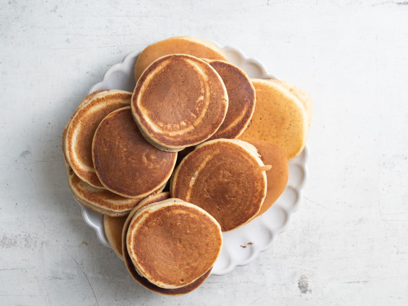 Usmażone puszyste pancakes na talerzyku