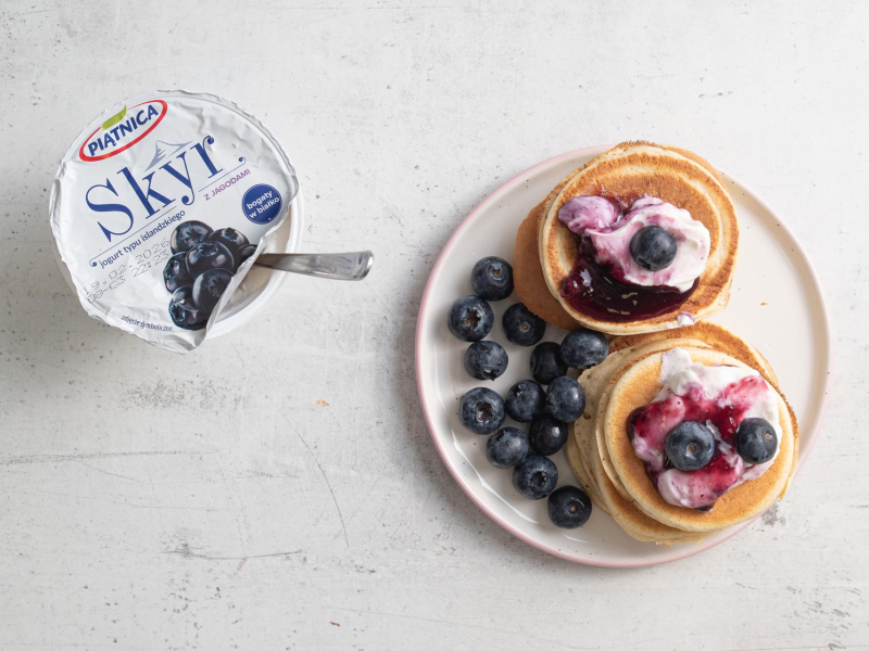 Pancakes (pankejki) na talerzyku ze skyrem i owocami.